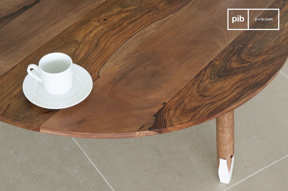La table basse Pencil affiche une touche colorée originale : les extrémités de ses pieds