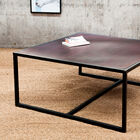 la table basse smoke affiche un joli plateau en contraste avec un fin piétement métallique.