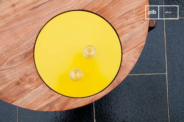 Une table de salon originale par son disque jaune intégré dans le plateau de bois