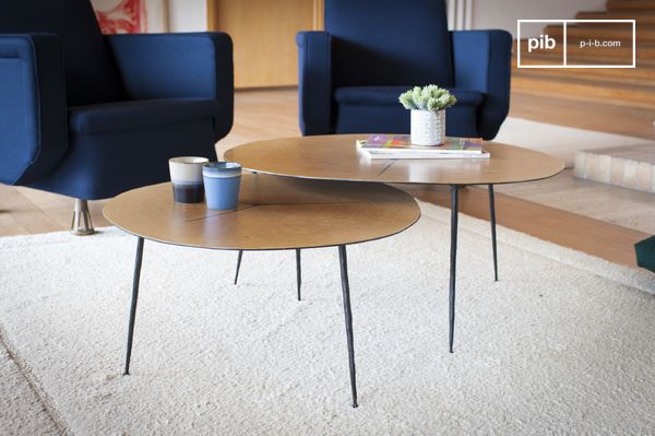 Une table tripode  au plateau affûté et aux pieds effilés.