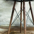 La table Bender allie l'élégance d'une ligne tout en finesse est une table industrielle unique