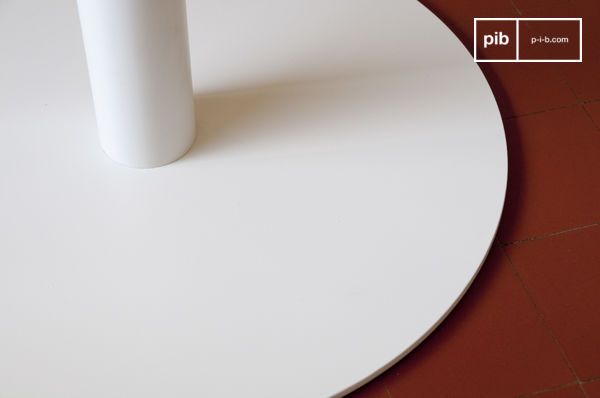 Le piètement circulaire en métal laqué fait écho à la forme du plateau.