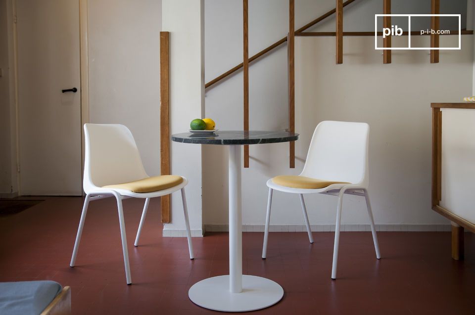 Des dimensions contenues pour un angle repas pour deux.