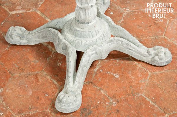 La table bistrot Senanque est un joli meuble plein de nostalgie portant les marques typiques des