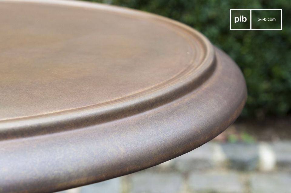 Le plateau rond couvert de laiton patiné est un signe distinctif de l'esprit bistrot.