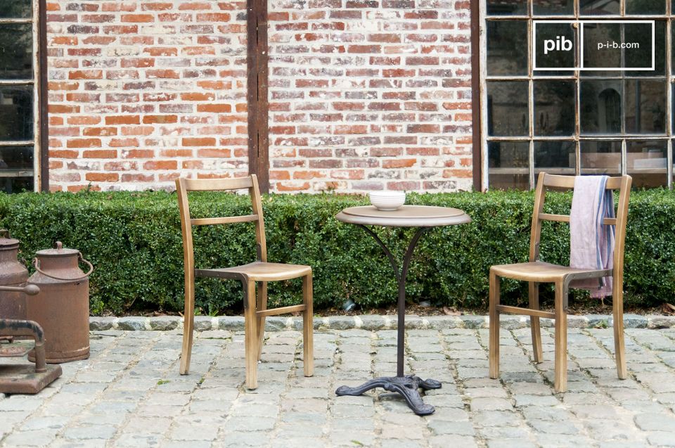 Une table de style bistrot traditionnel avec un pied épuré pour la moderniser.