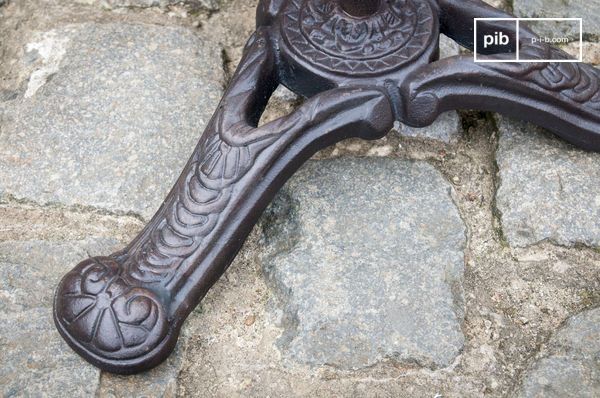 Le pied en fonte est ornementé de motifs art nouveau en relief.