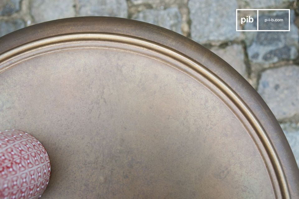Le plateau rond couvert de laiton patiné est un signe distinctif de l'esprit bistrot.