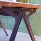 La table bois metal Jetson déploie un charme sobre, discret et subtil où qu'elle soit placée