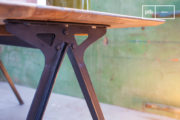 La table bois metal Jetson déploie un charme sobre, discret et subtil où qu\'elle soit placée