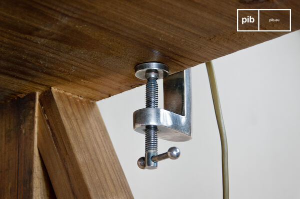 Detail of the clamp to be fixed on your headboard.