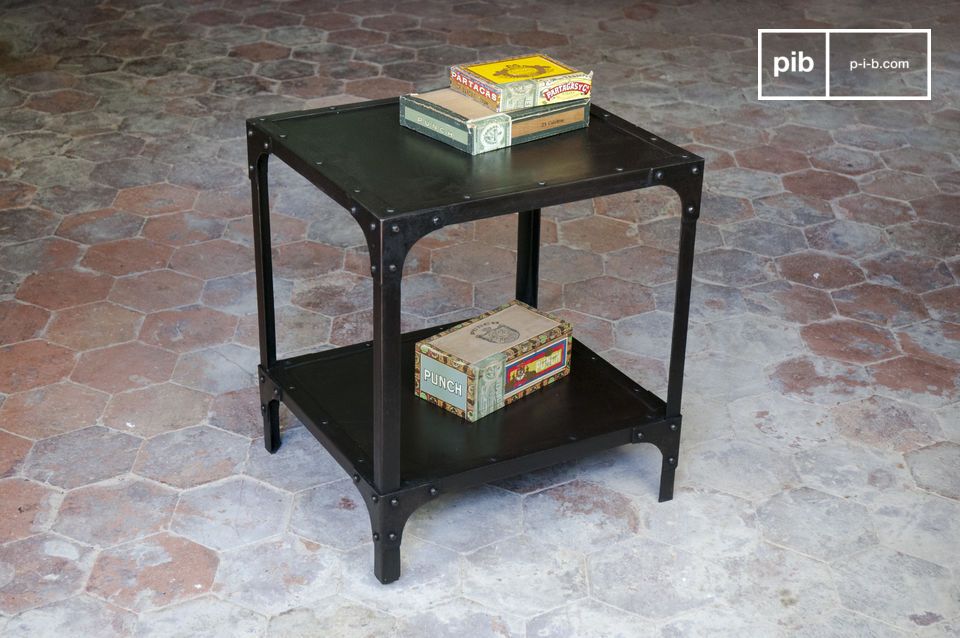 Une jolie table d'appoint entièrement réalisée en métal.