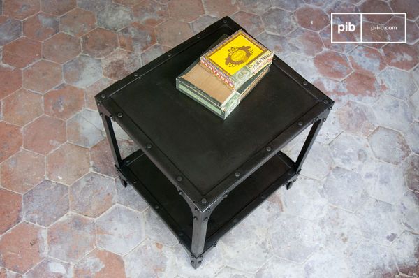 un design résolument industriel pratique avec ses deux plateaux.