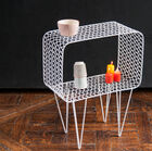 Sa forme ouverte permet d'exposer objets décoratifs ou utiles, combinant fonctionnalité et style.