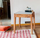 Jolie table d'appoint carrée avec un plateau en marbre.