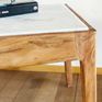 La structure en bois très lisse apporte douceur à la table.