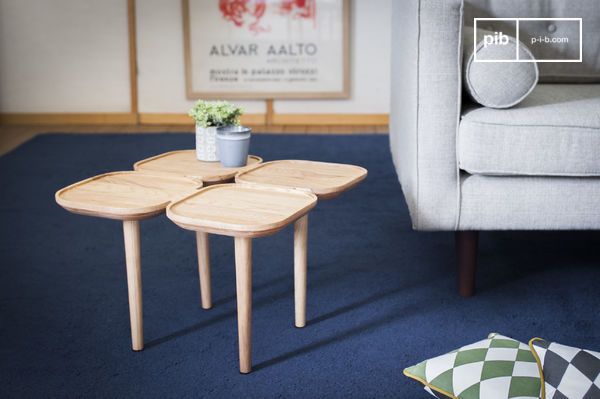 Une table d'appoint de frêne massif à quatre plateaux rétro.