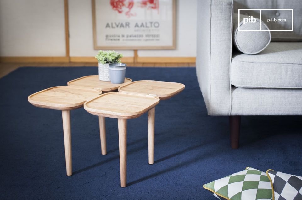Une table d'appoint de frêne massif à quatre plateaux rétro.