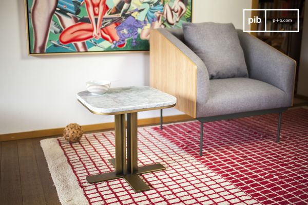 Sa base plate s'insère sous le canapé, rapprochant la table au plus près de l'utilisateur.