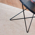 La table repose sur une structure tubulaire pour un style graphique.