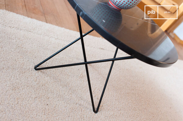 La table repose sur une structure tubulaire pour un style graphique.
