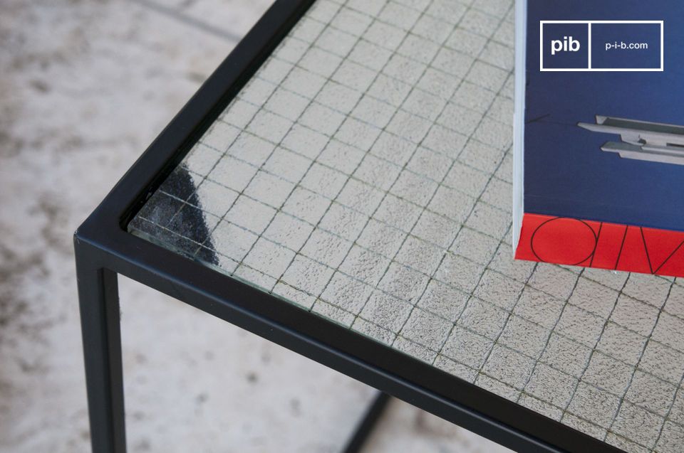 Le verre et la structure noire apportent un joli contraste à la table.
