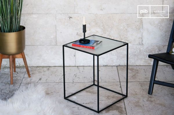 Élégant plateau carré en verre armé quadrillé pour un effet rétro.