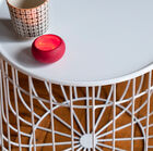 Le plateau de la table en métal est entièrement amovible.