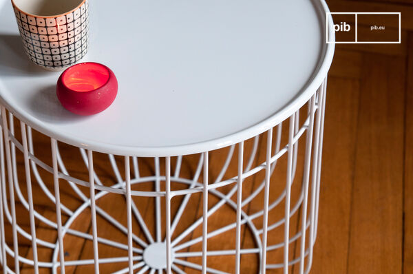 Le plateau de la table en métal est entièrement amovible.