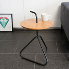 Jolie petite table d'appoint en bois et métal noir.