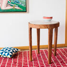 Une superbe table d'appoint en bois et en marbre blanc.