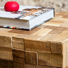 La table d'appoint est composée de jolies petites facettes en bois.