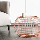 Elégante table d'appoint aux lignes géométriques.