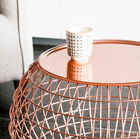 Le plateau de la table est amovible, en métal d'un joli cuivré rose.