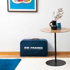 Haute table d'appoint composée d'un fin plateau métallique rond.