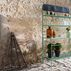 Grande table pour beaucoup de rangement.