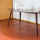 La table présente de jolis pieds en compas.