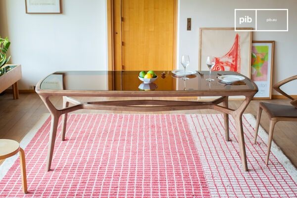 Table en bois de frêne et au plateau en verre trempé fumé.