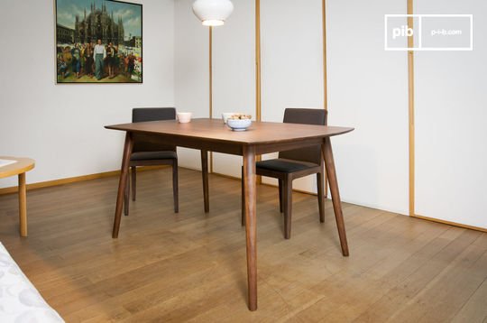 Table de repas en acacia verni