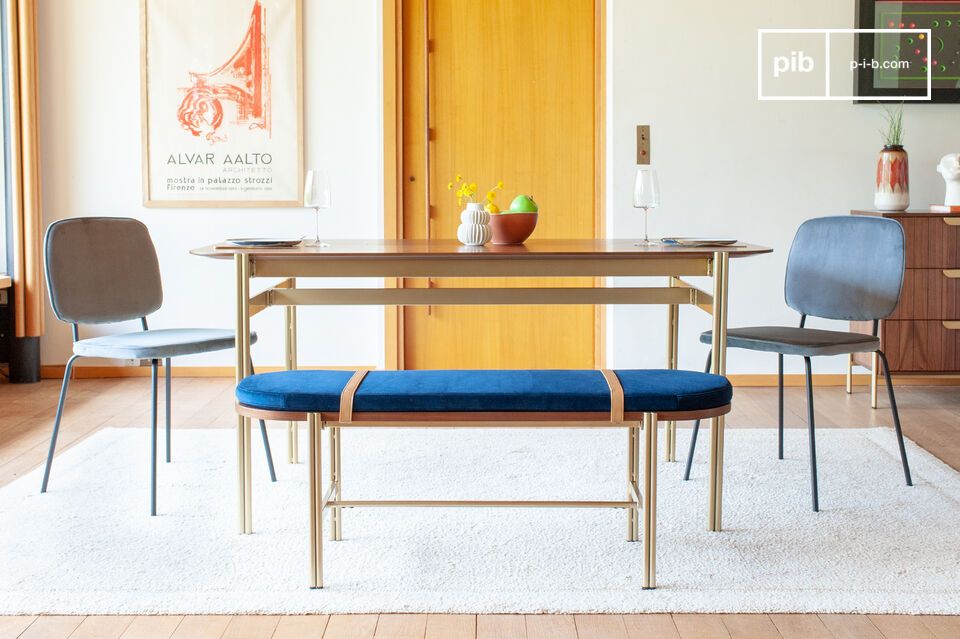 Son design évoque le modernisme des années 50, entre rigueur fonctionnelle et raffinement discret.