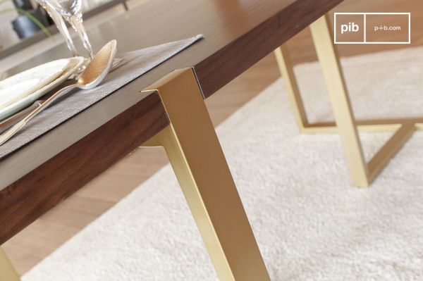 La réussite du design repose sur un contraste simple entre deux matériaux raffinés.