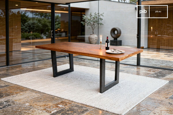 La finesse du teck ancien sur une structure noire contemporaine