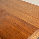 Elle repose sur deux pieds luge en profilés d'acier de forte section