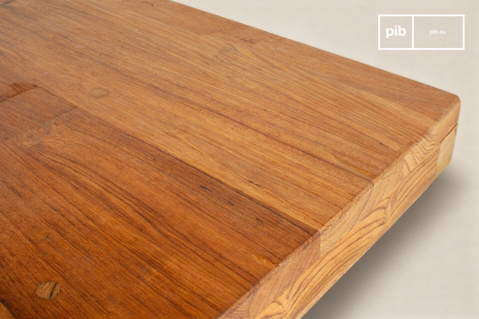 Elle repose sur deux pieds luge en profilés d\'acier de forte section