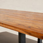 L'ajustement affleurant entre le bois et le métal anthracite souligne la précision de