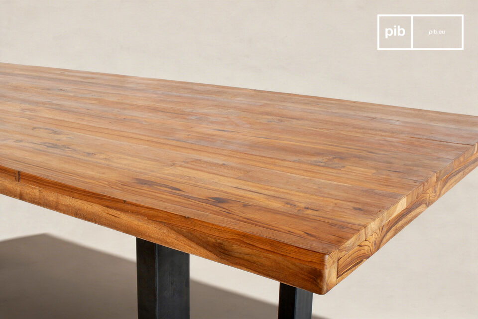 L\'ajustement affleurant entre le bois et le métal anthracite souligne la précision de