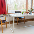 Une grande table toute blanche à l'esthétique nordique épurée.