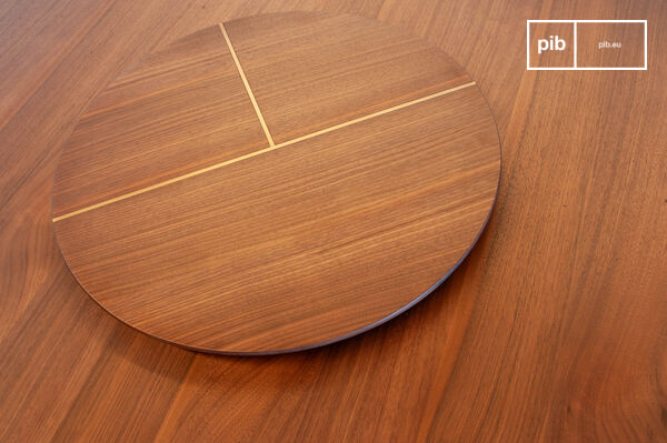 Cette table de repas ronde de 120 cm de diamètre repense la dynamique de réception