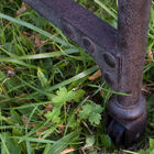 Le piètement de la table dispose de roulettes rappelant les anciens ateliers.