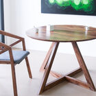 Les finitions soignées en font une table design particulièrement appréciée dans un salon style